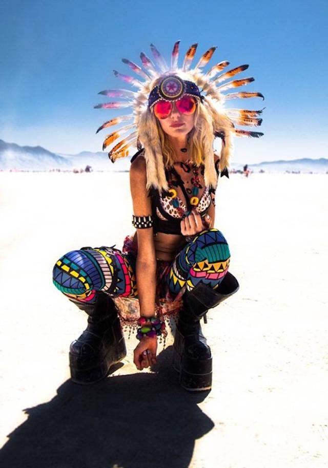 Симпатичные девушки с фестиваля Burning Man