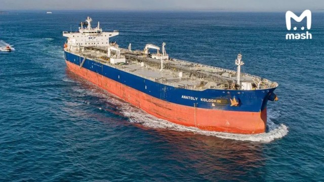 Российский танкер "Анатолий Колодкин", идущий к берегам Кубы в обход нефтяного эмбарго США, могут арестовать американские спецслужбы.