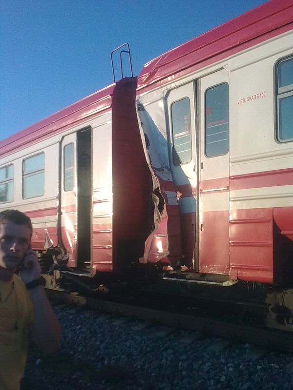 Пьяный экскаваторщик протаранил поезд!