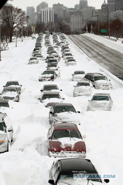 В снегу иногда можно потерять автомобиль