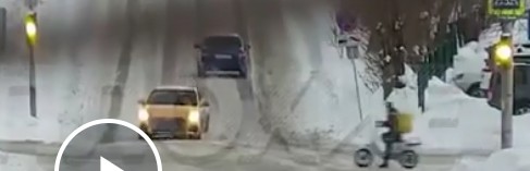 Жуткое видео: камеры засняли, как таксист насмерть сбил курьера в центре Екатеринбурга