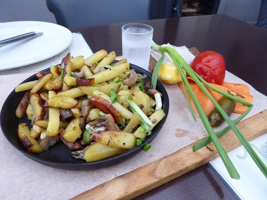Картофель жаренный на сале с луком и чесноком