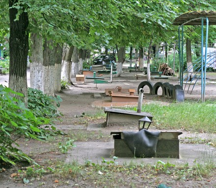 Почему парковку во дворах надо делать платной или запрещать?