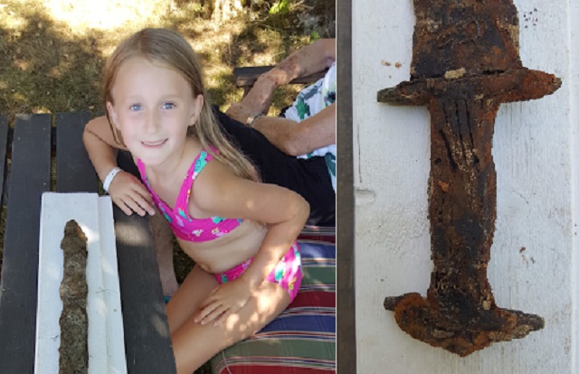 Восьмилетняя девочка нашла в шведском озере меч, которому 1,5 тысячи лет