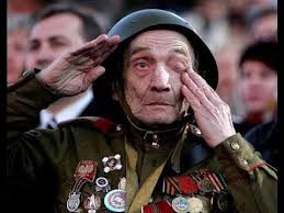 Ряженых "ветеранов" изображают на памятниках ВОв
