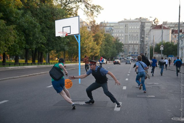 Школьники и полицай