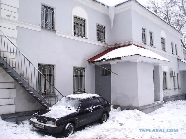 Снег с крыши дома упал на машины