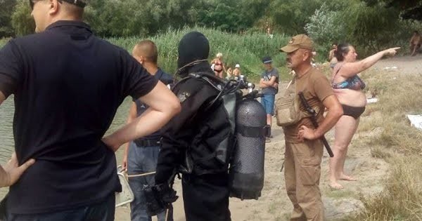 В Турции мужчина несколько часов ходил по лесу с поисковой группой, которая искала его