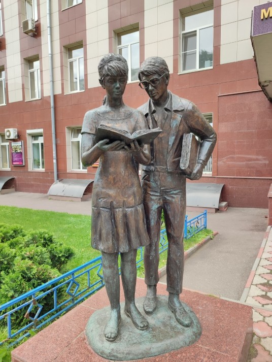 А кто в каком возрасте институт закончил?