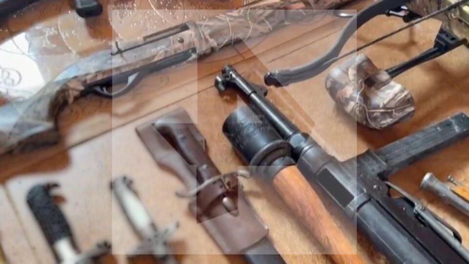 В доме экс-судьи из Сочи Валерия Слуки обнаружили арсенал оружия, элитные машины и нацистские кинжалы