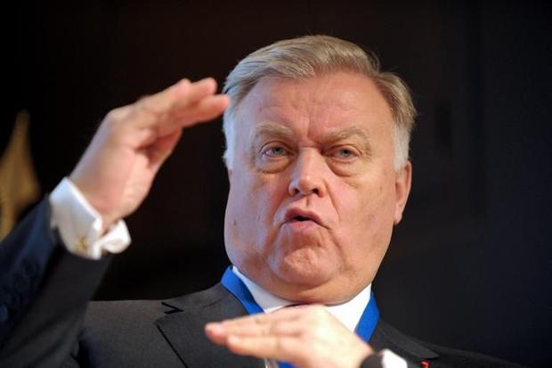 Протирали жезл пятитысячной купюрой