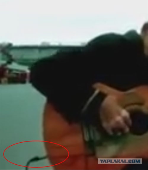 Бездомный попросил дать сыграть на гитаре...