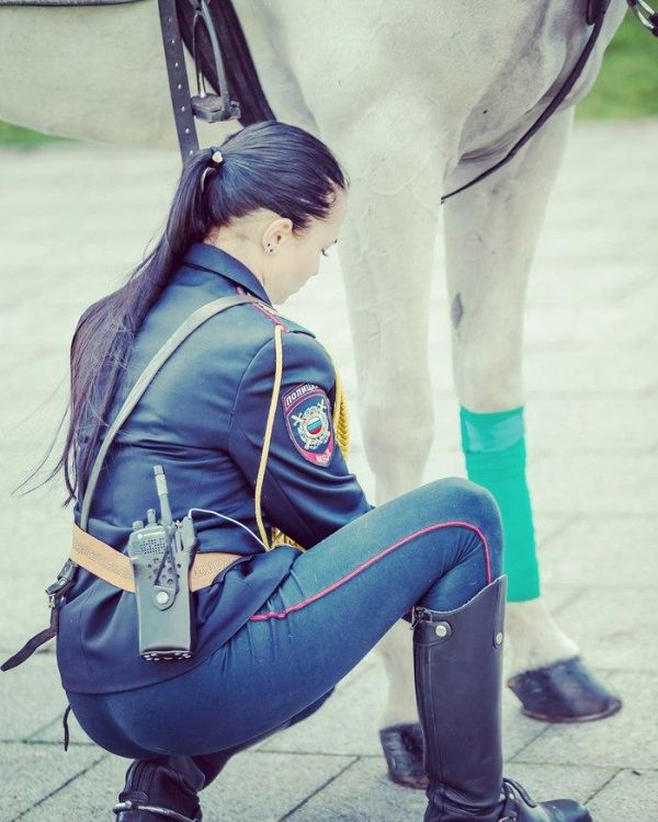 Российская женщина-полицейский на коне запала в душу японцам