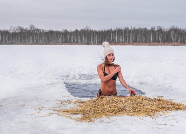 Девушки на снегу - розовые на белом! Что же нам с ними делать, с девушками на снегу