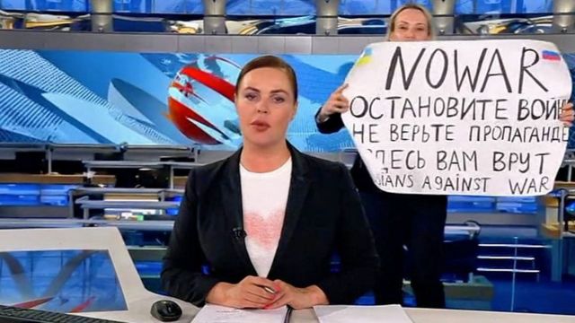 Под телеведущей Первого канала Екатериной Андреевой сломался стул прямо во время эфира