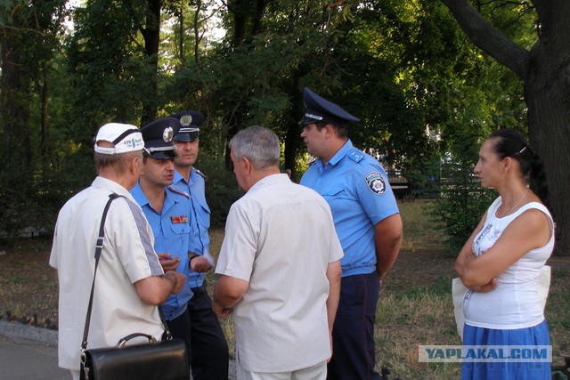 Милиция снимает с одесситов георгиевские ленточки