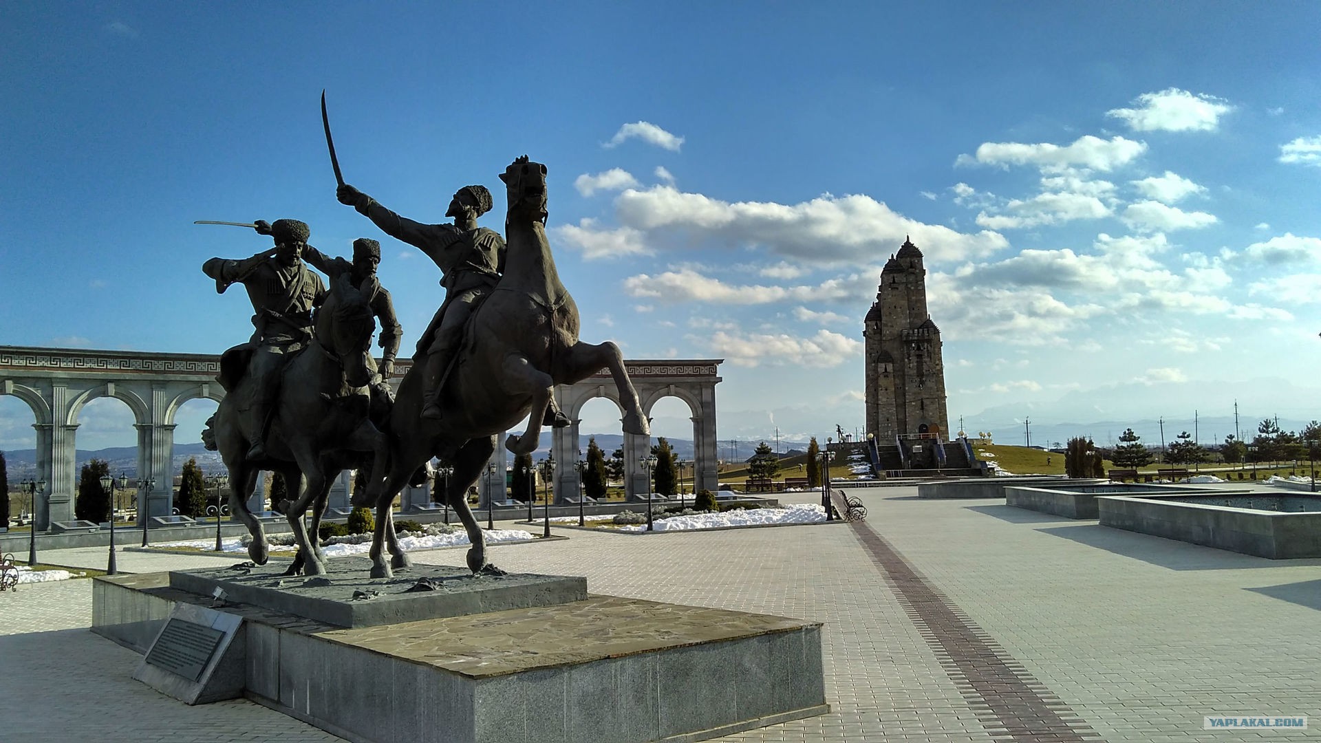 Памятники северного кавказа. Мемориал памяти Назрань. Мемориал памяти и славы в Ингушетии. Памятник дикой дивизии в Назрани. Ингушетия Магас мемориал.