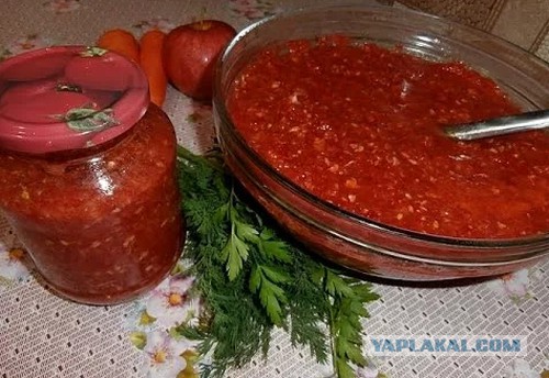 В меру острый соус из двух видов перца