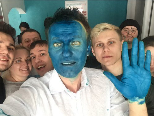 Навального облили зеленкой перед открытием предвыборного штаба в Барнауле