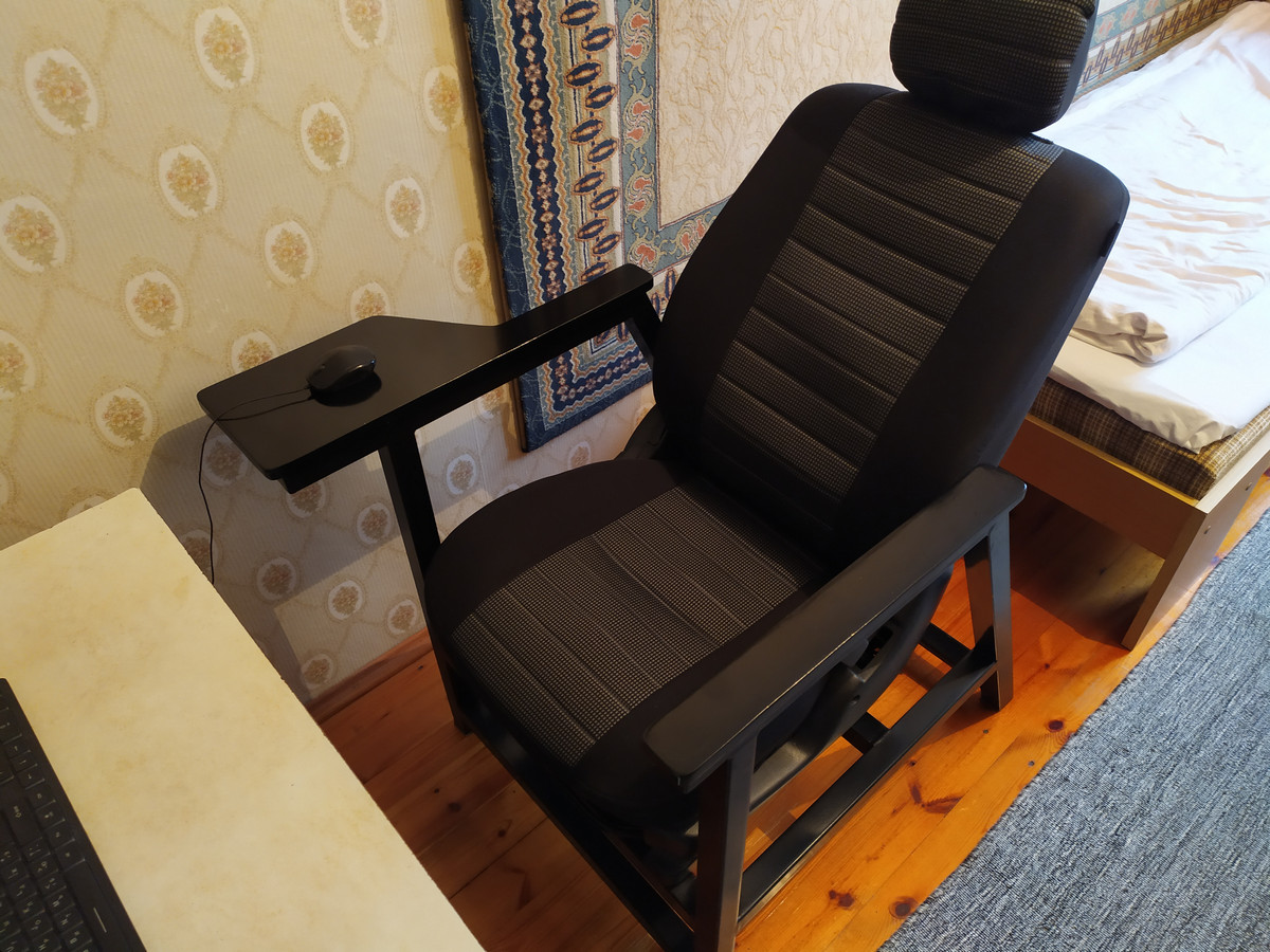 Сделать кресло офисное. Компьютерное кресло из автомобильного. Кресло из автомобильного сидения. Компьютерный стул из автомобильного кресла. Компьютерное кресло из автомобильного сидения.