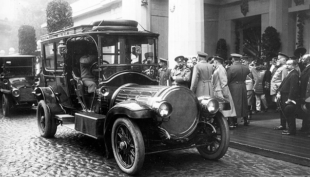 Международная автомобильная выставка в Михайловском манеже. 1913г.