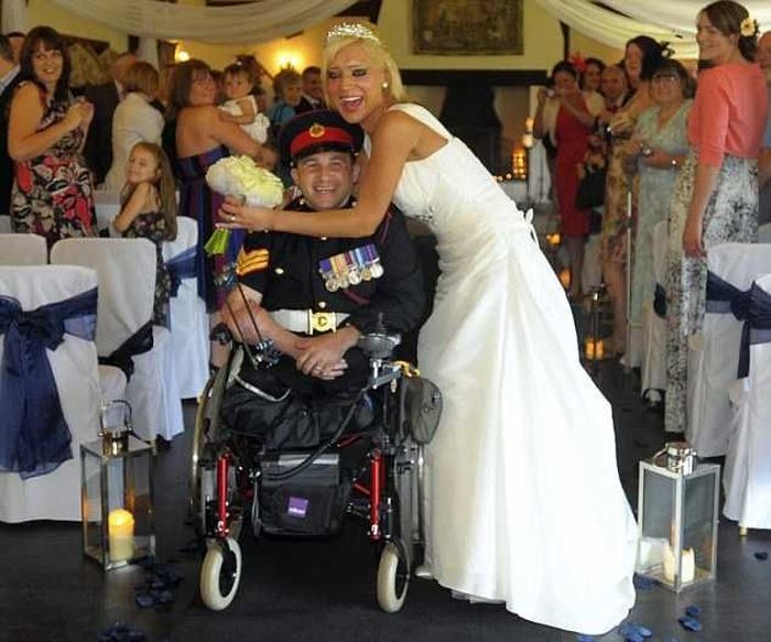 Муж инвалид любовник. Свадьба инвалидов. Свадьба с колясочником. Свадебные платья для колясочников. Жених инвалид.