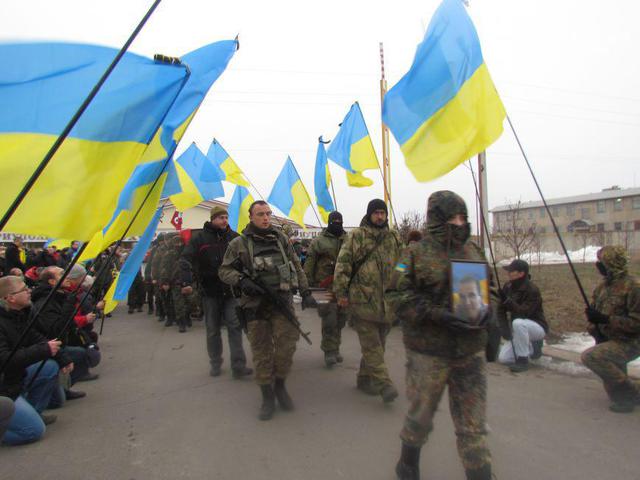 Свидомитов с украинскими флагами, встретили