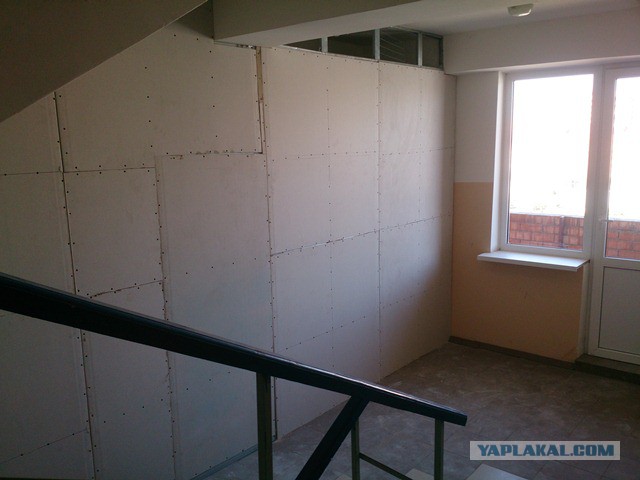 Незаконная установка кладовок в подъезде