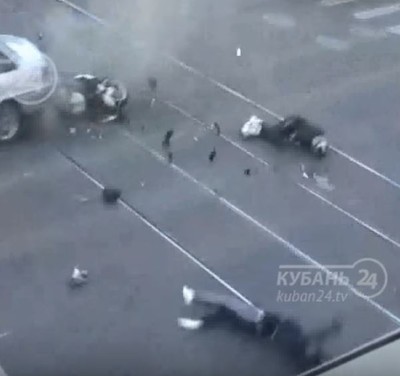 В Краснодаре мотоциклист протаранил две иномарки
