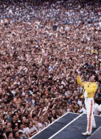 Они убрали музыку из песни “We are the champions”