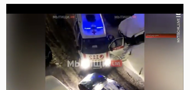 Жительница Подмосковья 20 минут не пропускала скорую во дворе дома