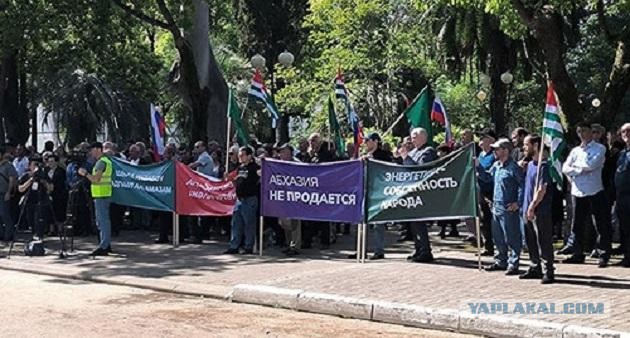 Жители Абхазии протестуют против строительства многофункциональных комплексов в республике