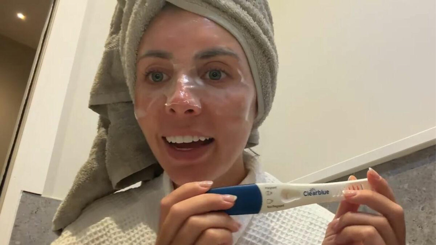 Порнозвезда Бонни Блю забеременела после секса с…400 мужчинами.