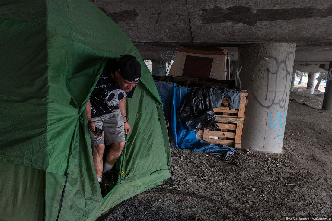 Где живут бомжи. Палатки бездомных. Палатки в городе бомжи. Палаточный лагерь бомжей.
