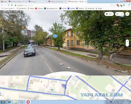 В Перми на улице Юнг Прикамья рабочие сбрасывали снег с крыши.