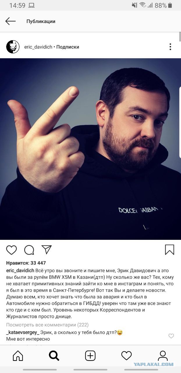 В центре Казани BMW снес десятки метров ограждений и столбы, машина полностью разбита
