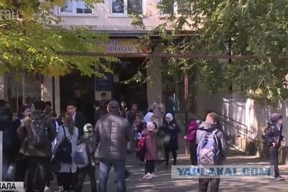 В 51-м лицее Махачкалы, где ученик зарезал одноклассника, школьники избили оператора местного телеканала