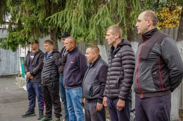 Волонтёр пришёл на сборный пункт и делится впечатлениями.