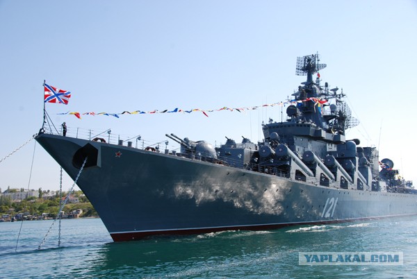 Крейсер <<Москва>> проходит панамский канал.