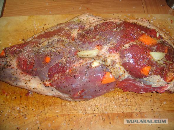 Баранья нога с молодым картофелем и овощами