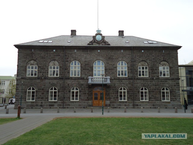 Перед зданием парламента Исландии лежит расколотый камень