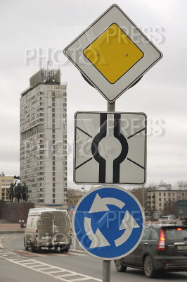 В России могут поменять правила кругового движения