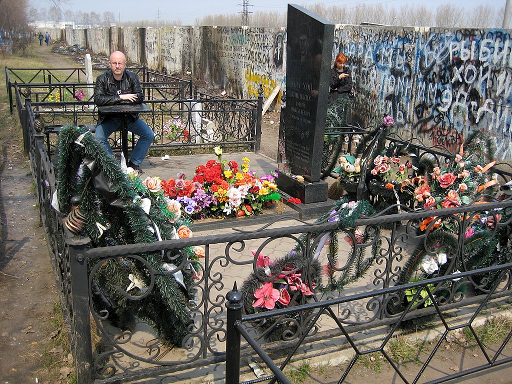 блейк филдер сивил уайнхаус. кенты на могилках. лос анджелес кладбище. памятник юрию клинских хой. и снова водку на могилках.