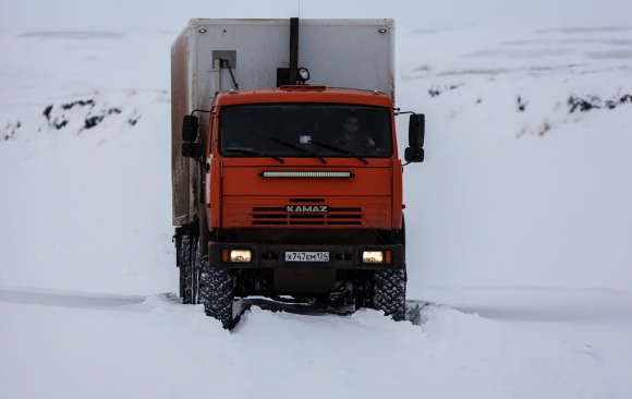 Туда, где нет дорог, но живут люди: Репортаж о "дальнобоях", которые ходят в Арктику и неделями живут в своих машинах