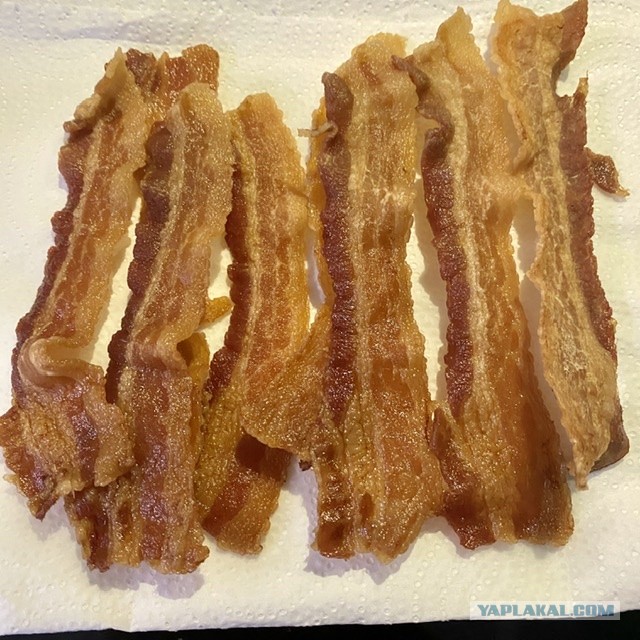 Рыбный чаудер с картофелем, кукурузой и хрустящим беконом.