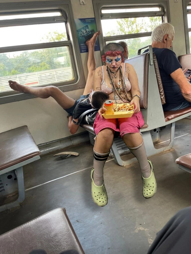 Фотожаба: шахматистка - ланч в метро