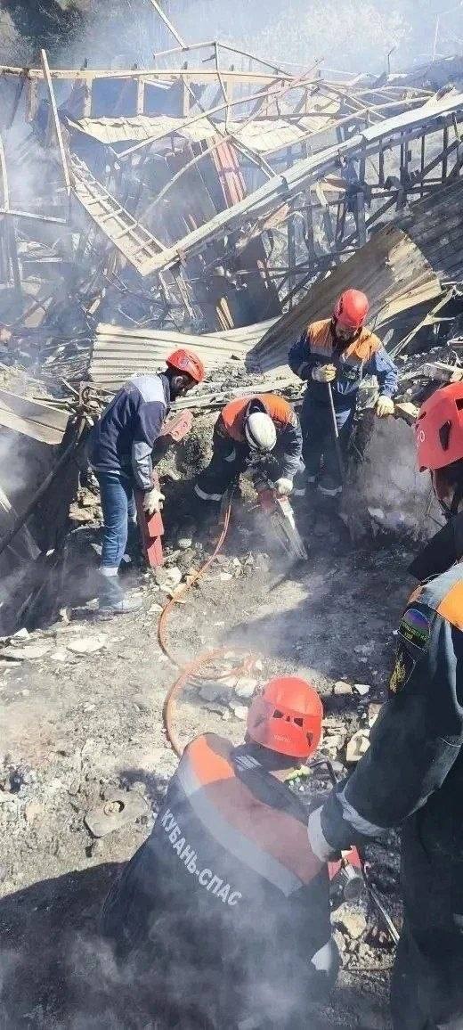 В Туапсе почти сутки под завалами ищут девочку