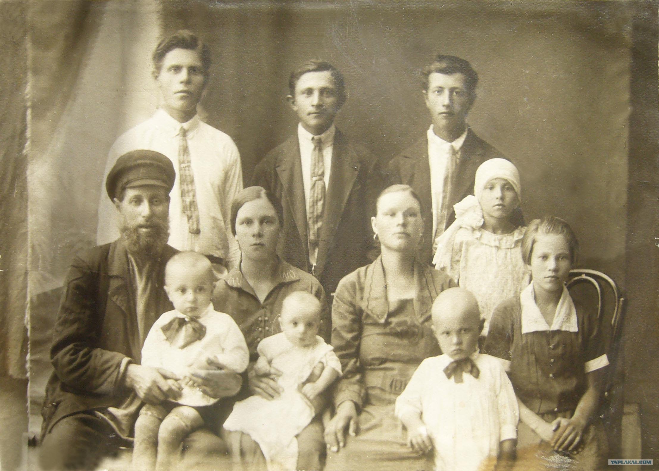 Старое фото семьи. Старинные семейные фотографии. Старинные фотографии семьи. Многодетная Крестьянская семья. Старые семейные фотографии.