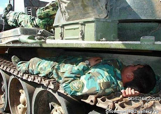 Russian Army - солдаты могут спать везде!