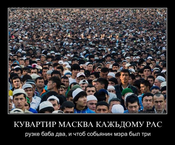 Люди несут цветы...